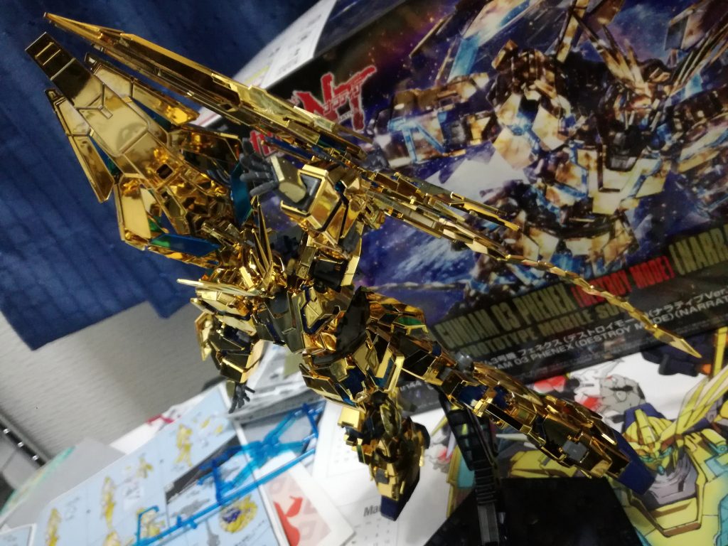 振り上げた腕から出た光でミサイルを迎撃するポーズ