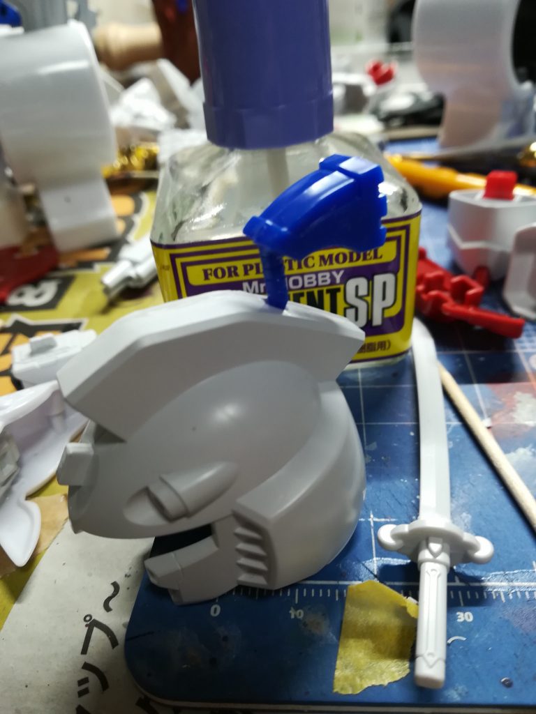 頭にまげを付けれるようポリキャップを入れ込んであります。