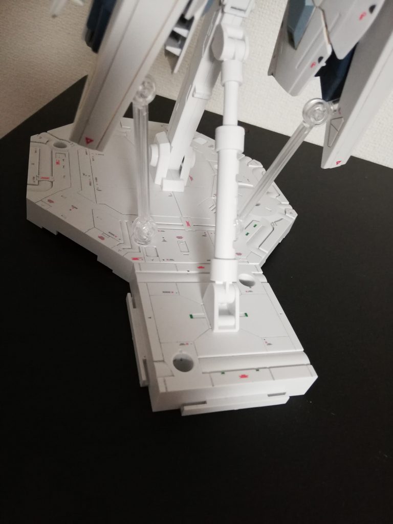 台座にもスミ入れ、デカール貼りました