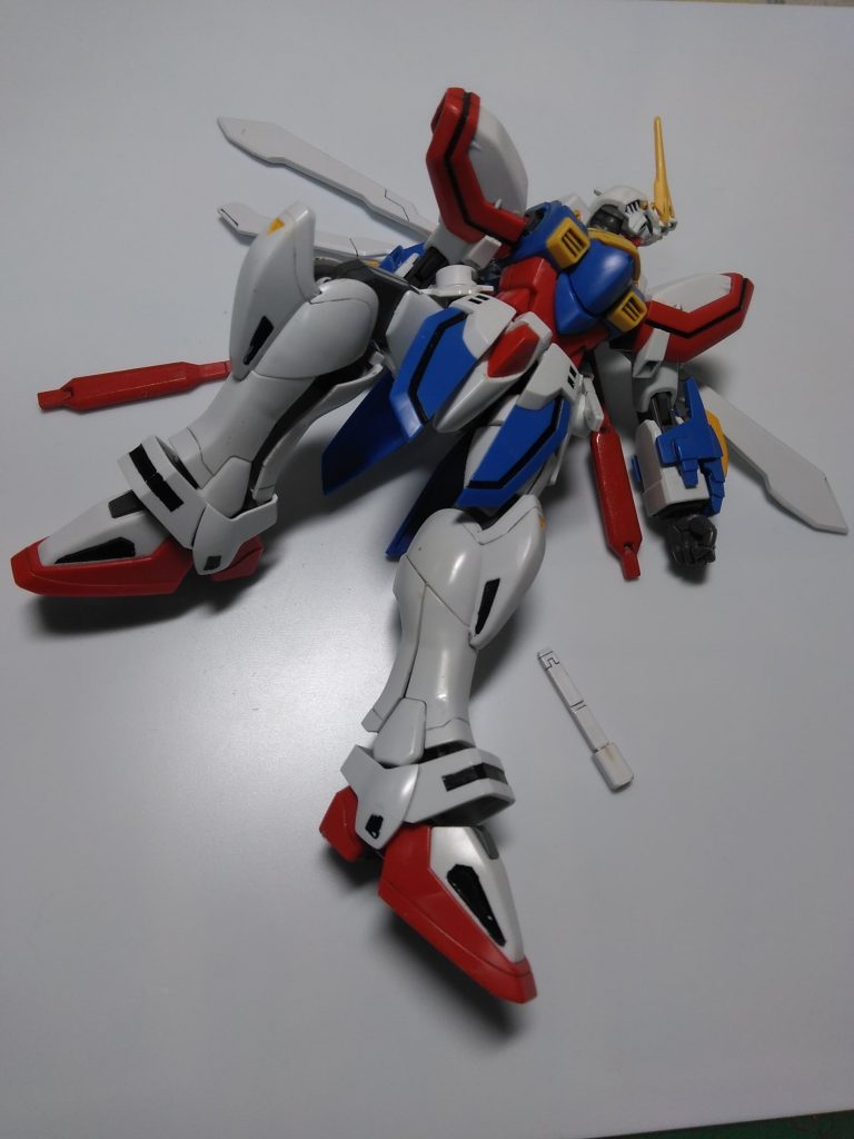 *修繕前*
ツヤ消しはおろかロクにゲート処理もしていなかったので、各所に黄ばみが…
羽は遊びすぎてプラプラ、しまいにゃ折れると来たもんだ
結局、頭部と腰以外は新しく購入したものに置き換わってます…

一応5年前でも、
ポリキャップを仕込み、首を延長
篭手のロール可動追加
腰フレームを削り脚部の可動改善
羽の可動化、肉抜き埋め
…と当時の自分としては改造していました。

せっかくなので今の自分の技術で、
腹を1センチほど延長
腕の2重関節化
の改造を加え、もう少しカッコ良くしてみました。