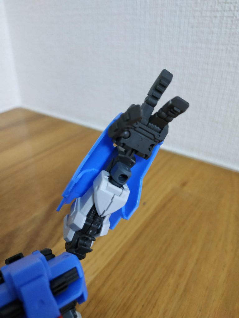 左腕の指は可動します。