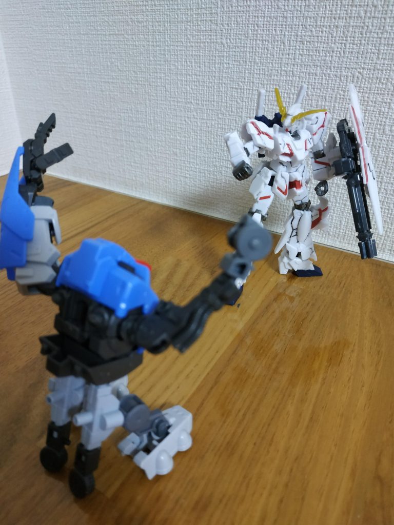 　食玩ユニコーンと並べて。
　こんな小さいのに、合わせ目消しはおろか、スミ入れすらされていない驚愕の手抜きっぷりです。