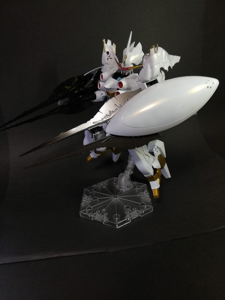 (この画像から撮影中にライトが切れてしまい、若干色味が変わったように見えるかもしれません(ーдー))
武装紹介2
シールド内臓シザーブレード
ブンドド中に軟質クリアーパーツだということをすっかり失念しており、塗膜がボロボロ剥がれてしまいました。やっちまったよ…