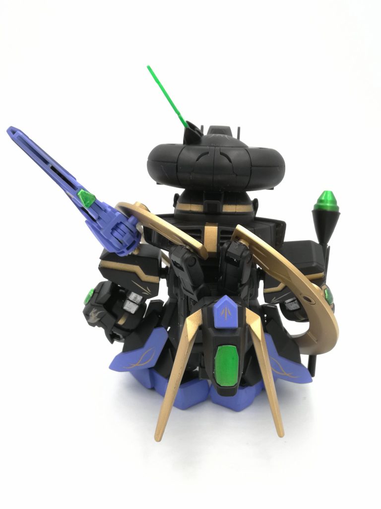 まずは通常の「ディフェンダー形態」。
こちらの形態では防衛や仲間を守りつつ戦闘を行います。
体に巻き付いてるのが「天輪翔(てんりんしょう)」と言います。
ちなみに各所に風のクリスタルをつけています。

どの黒魔道士のデザインも帽子にマスクがあるので参考に作りました。