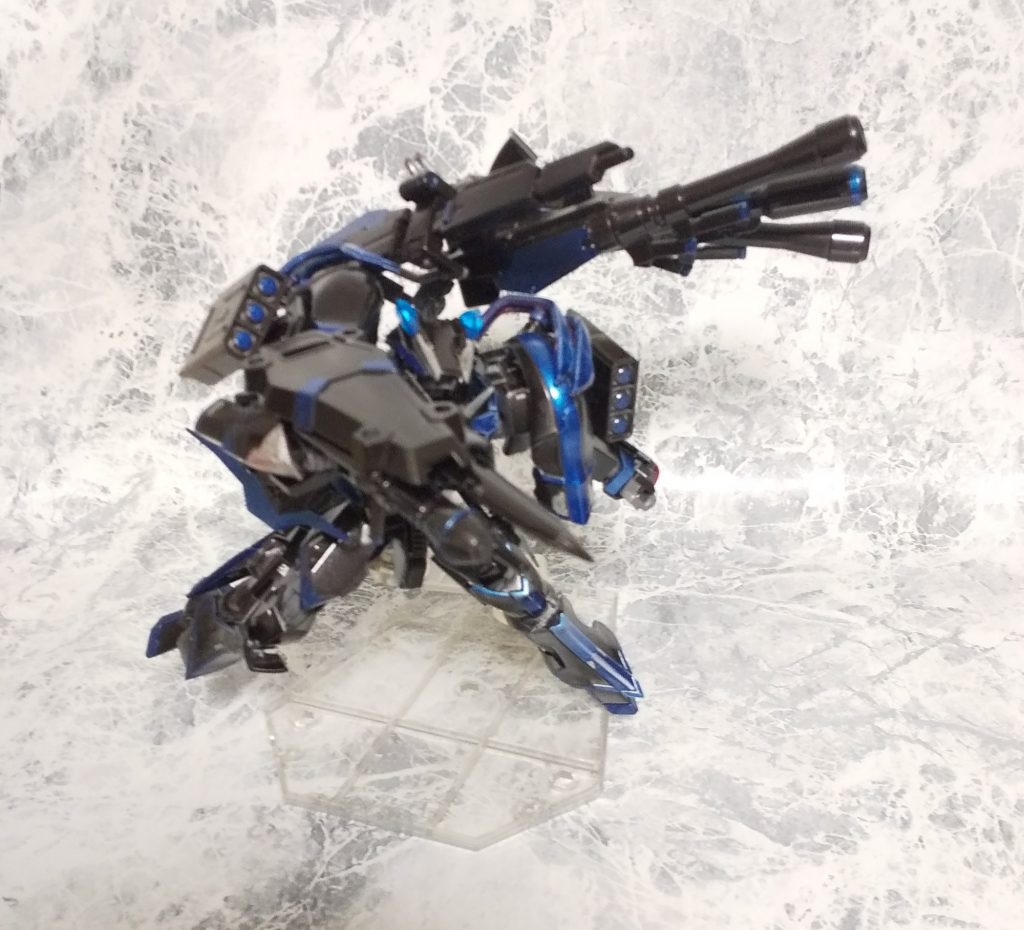 主兵装のシールドライフルは鋭く尖った鞘先により近接戦闘も可能