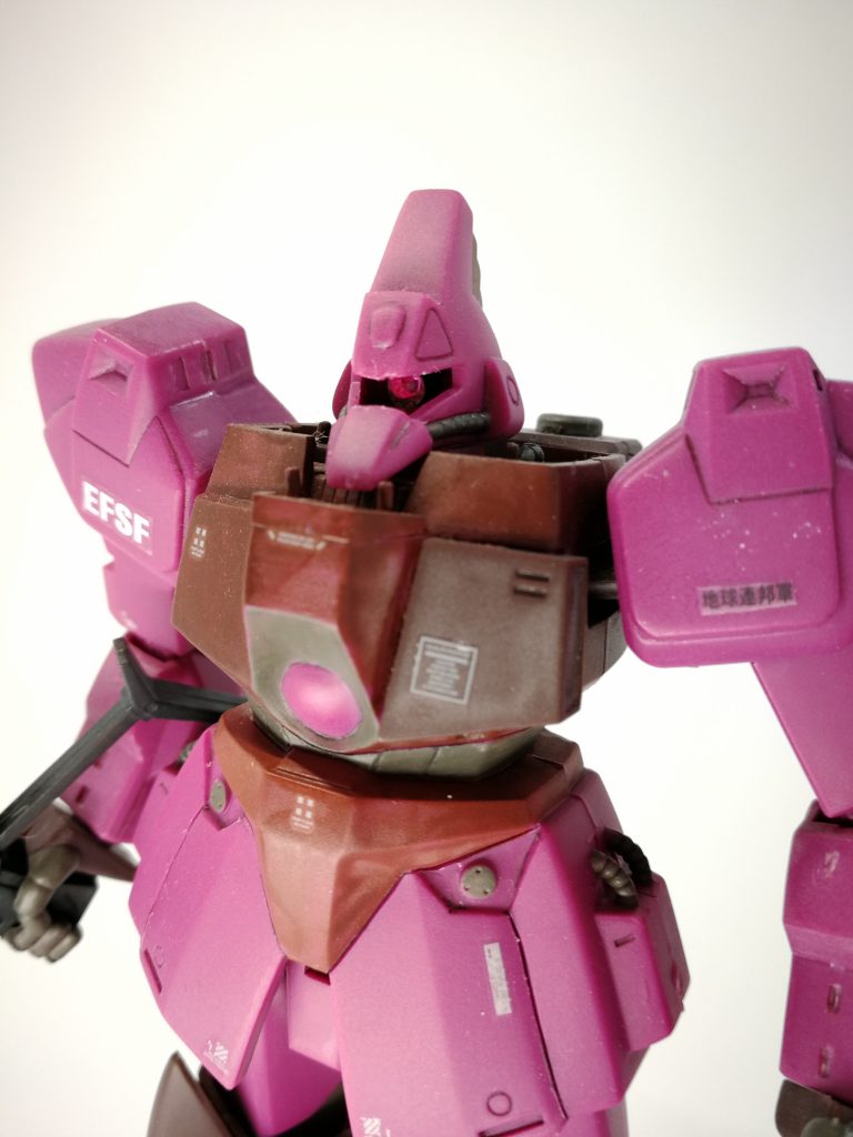 モノアイを１００均のキラキラネイル装飾に置き換え。
首～肩のチューブは外した方がかっこいいです。
顔は旧キットのほうが好み。