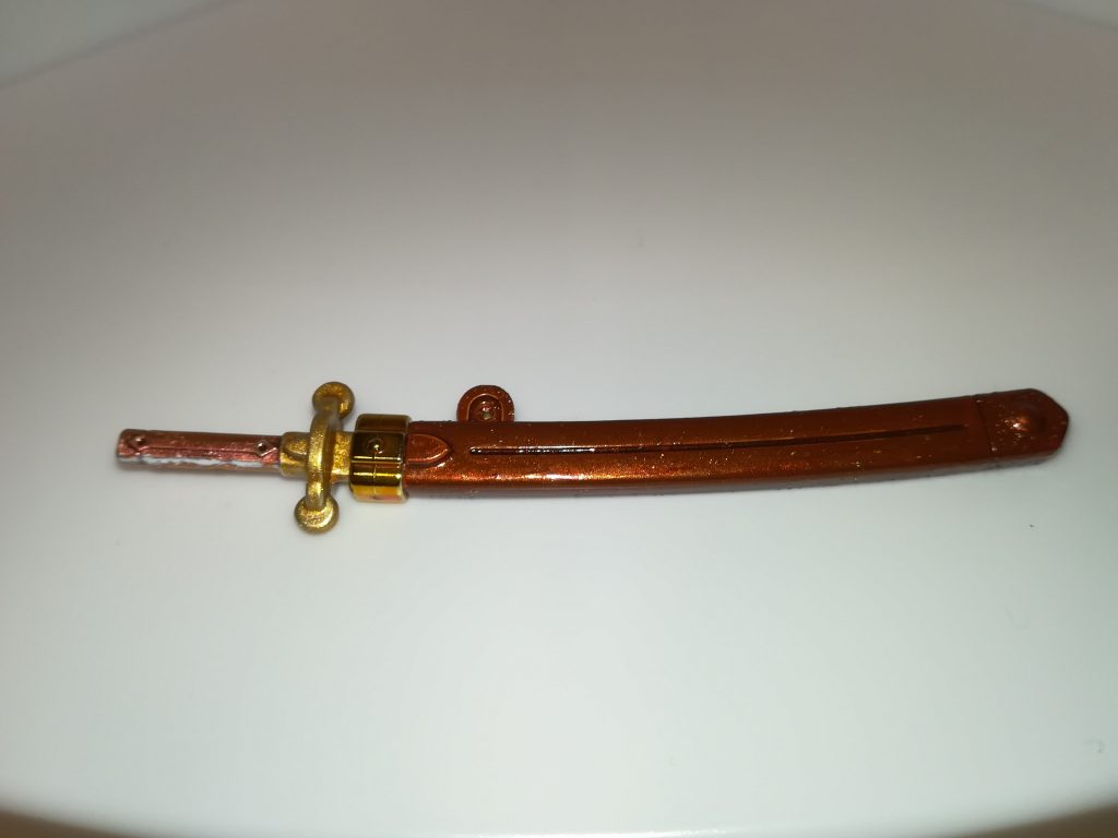 鞘は金ラメを混ぜて実際の金梨地っぽい感じを目指しました。
握りは持たせたら削れてしまいました。