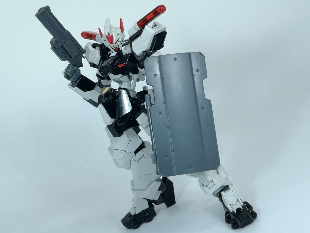 武装としては対MS用マグナムを基本装備とし腰部後部に装備している
オプション装備としてハンドガン、警棒、ショットガンを懸架できるバリスティックシールドも用意されており、これらを駆使し都市の治安維持に務めている
マグナムくんはガンダムフレームアスタロトやストライクガンダムをメインに使用しており、当初はこの状態で完成予定でした
しかし生放送中視聴者の方に「合体しそう」という意見を複数いただいた他、ただこれだけでは物足りないと私自身思っており、次に紹介する支援メカが完成しました