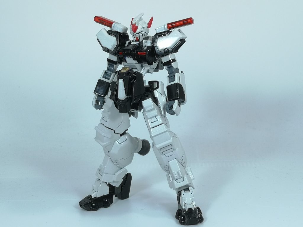 Gポリス『マグナム』
ガンダムフレーム機の技術を元に製作された非戦争用MS
機体を操縦するのは搭載された超AIであり、マグナムはまるで生きている人間のように考え働く
ただしこの超AIは厄災戦時のモビルアーマーや阿頼耶識のデータを応用して誕生したものであり、この形態では必要最低限の性能に制限されている