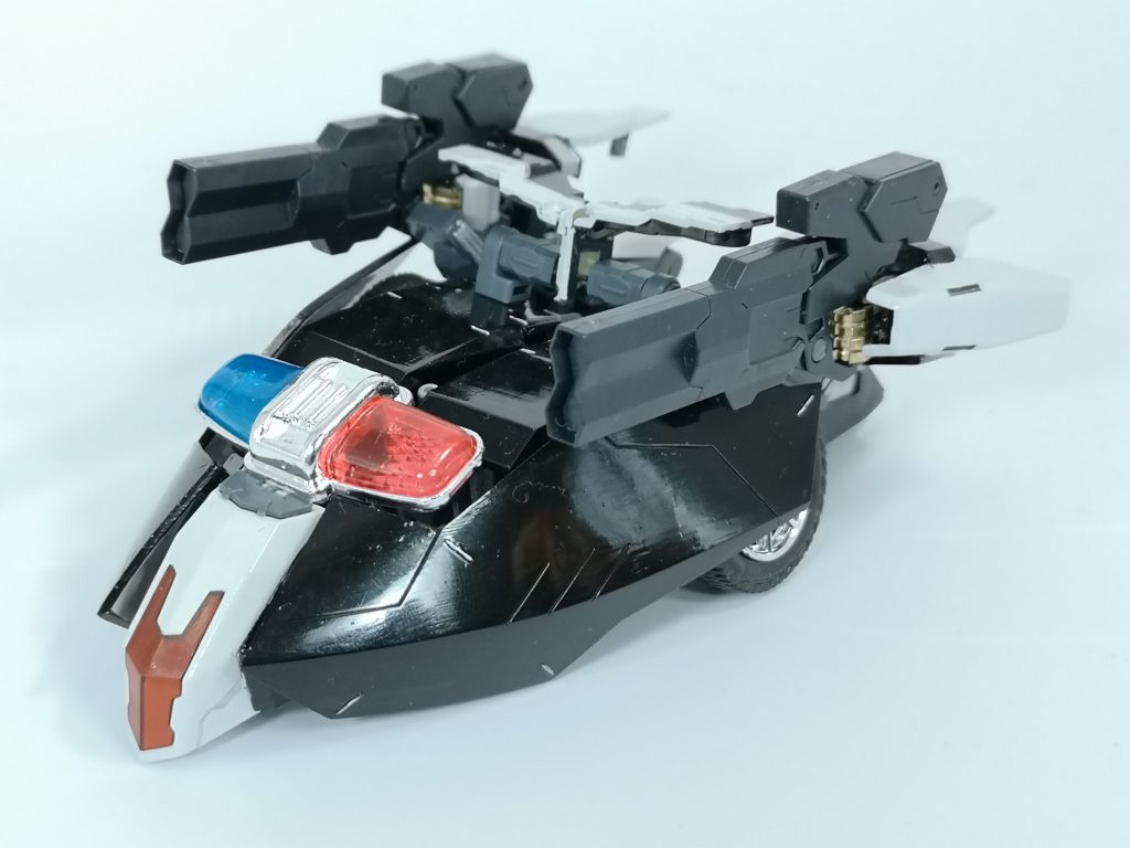 Gポリス専用支援メカ ポリストライカー
マグナムのバディとなる人間が操作するアシストメカであり、マグナムの後方支援を主な役割とする
背部ビームキャノンによるMSへの威嚇射撃や各用途に合わせたミサイル発射、そしてジャミング機能を備えたサイレンにより敵機の性能や戦意を削ぐことが可能である
耐久性もマグナムより優れており、それを活かした体当たりや護衛対象の防衛も行う
しかしてその真の存在理由は、バディを伴った合体によりマグナムの機能制限を解除することである