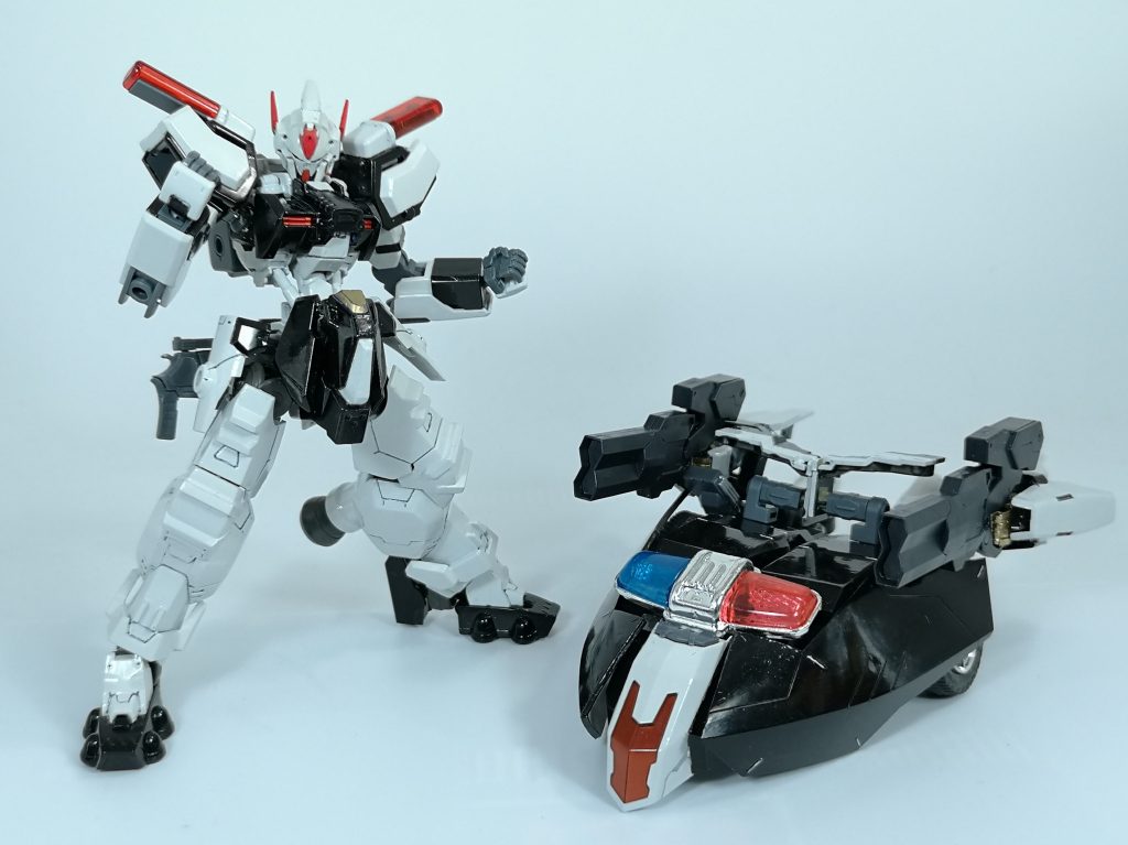 マグナムが完成後、後付の合体メカとして製作したパトストライカーです
マグナム自体は合体を前提にしていなかったこともあり、完成まで予想以上に苦労をしましたが、無事にそれっぽい形とカラーになりました
合体を前提としたパーツ構成になることから、HGガンプラよりもサイズが大きめのフレームアームズシリーズのパーツを使用しております
パトランプやちらっと見えるタイヤは100円ショップのパトカーのものですね