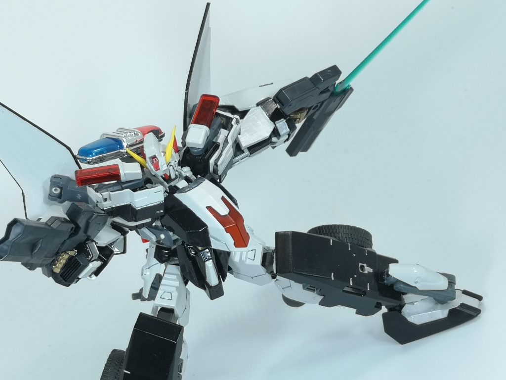 武装としては、ビーム刃を展開できるガンブレイドですね(あるフレームアームズからそのまま拝借しました)
鉄血世界ベースのイメージで製作し、ビーム武装を主力としているのは敵機操縦者の人命を奪うために戦う訳では無いからですね
ナノラミネートがない関節や武装を破壊し、敵機制圧を最優先とするわけです
多分質量に任せた殴る蹴るの方が強いと思います