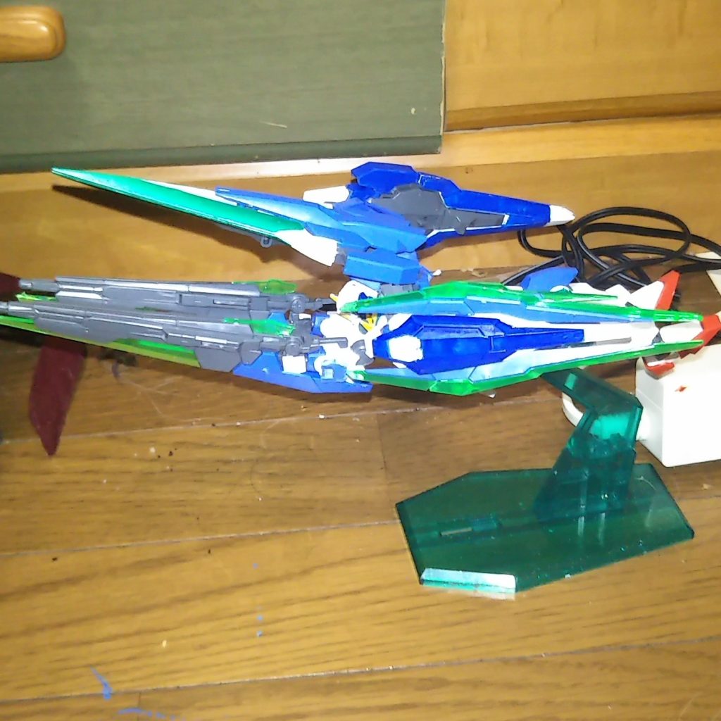 デルタモード(デルタステルス)
ウイングゼロクアンタの変形モード
スピードだけでなく相手に向かって
突っ込むことも可能でありそのスピード
はガンダムハルートを軽く超えている。
飛行音も抑えられてる為加速しても
敵に気づかれずそのままツインバスターライフルⅢで攻撃可能です。