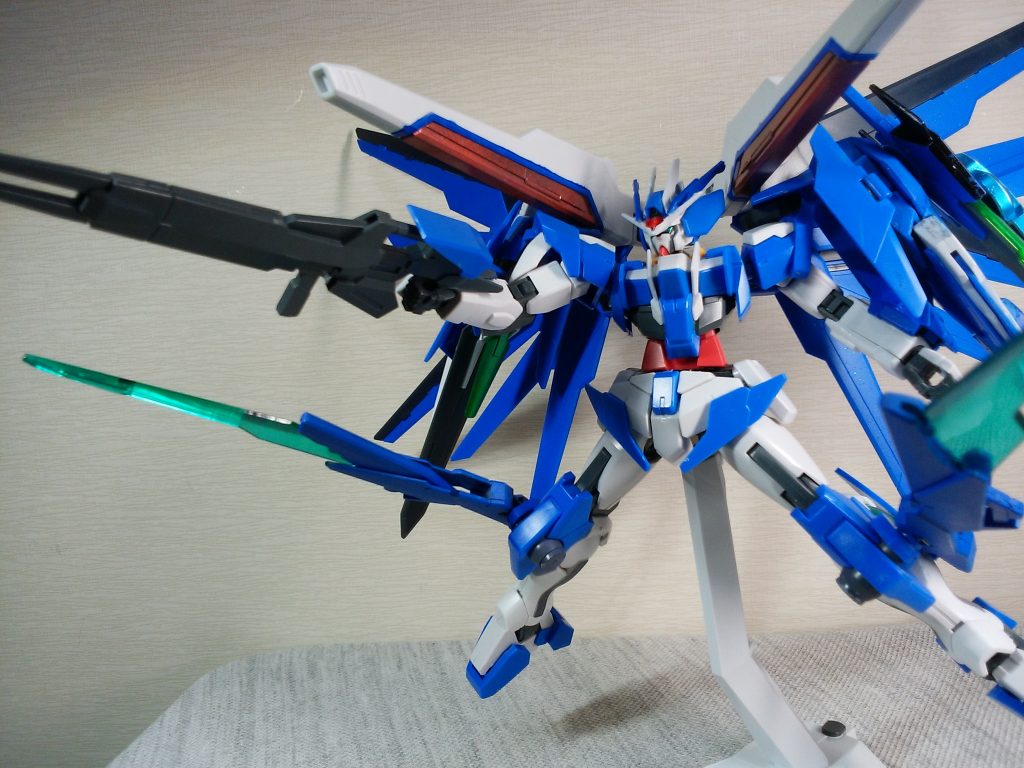 GNハイパーキャノン2砲とGNハイパーライフルによる一斉射撃形態。