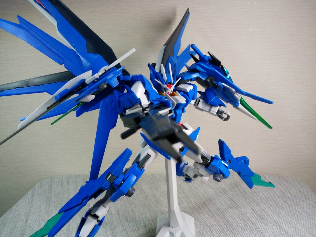 各部のパーツはパイロットの選択で展開させることが可能。