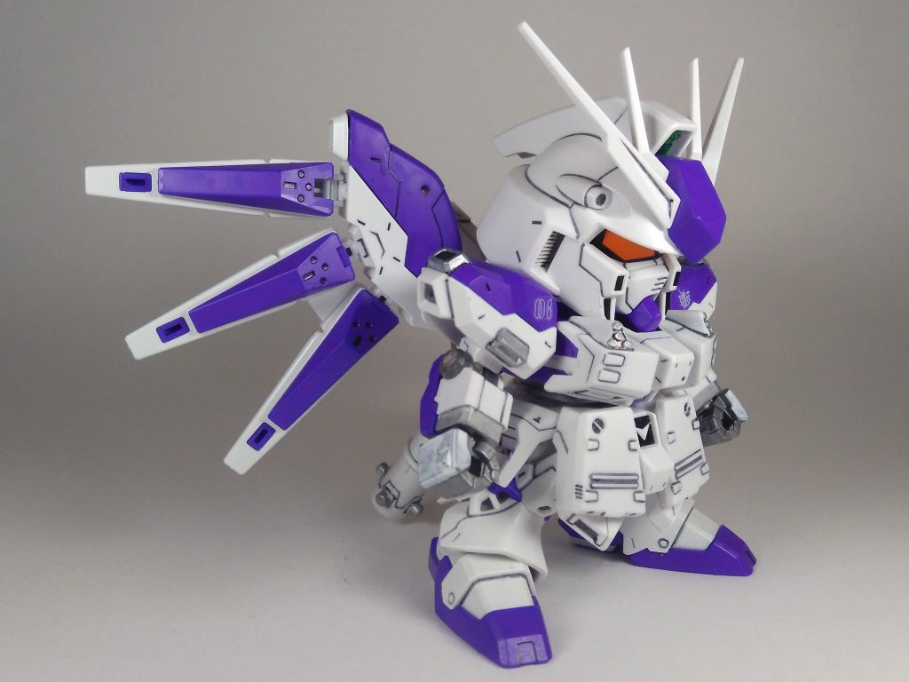 右からの写真機体正面の増加装甲はネオジム磁石で取り外せるようになってます。まさか百均で買えるとは…SD特有の瞳が無いととても凛々しい顔になりますね！