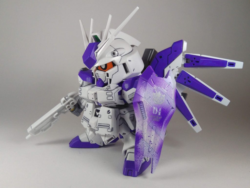 マスターグレードのHWSをSDで！がコンセプトでした。なのでシールドはそれっぽい感じにしたくてエアブラシシステムで吹いてみたのですがかなり濃く吹いてしまいました…