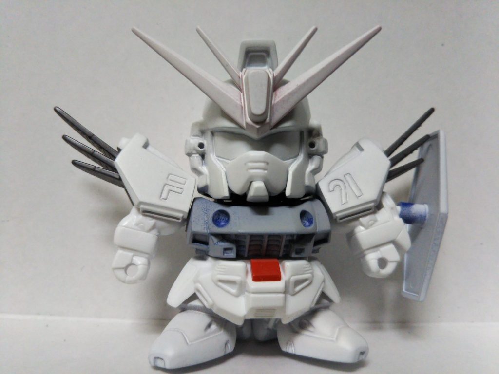 肩のマーキングはスジボリした後、塗装で再現しました。