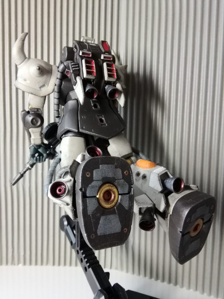 MSV06Rのボックスアートを意識したショット。足裏の塗り分けを見せたかったのです、、。