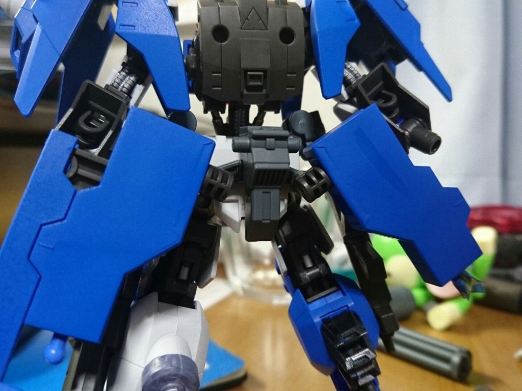 以下は製作過程。画像はボルアム搭載前のもの。
今回は以下のパーツから構成されています。
・アスタロトリナシメントのシールドアーム×2
・アスタロトのジョイント×2
・GNソードⅡ持ち手左右分
・ダイバーエースユニットのスーパーGNソードⅡ刀身
・ジャイアントガトリング
・ボールデンボールアームズのへの字型ジョイント、ボルアム中サイズ×2
・バトルアームアームズのジョイント×4

スーパーGNソードⅡに使うリード線はHGユーゴーのものがピッタリでした。