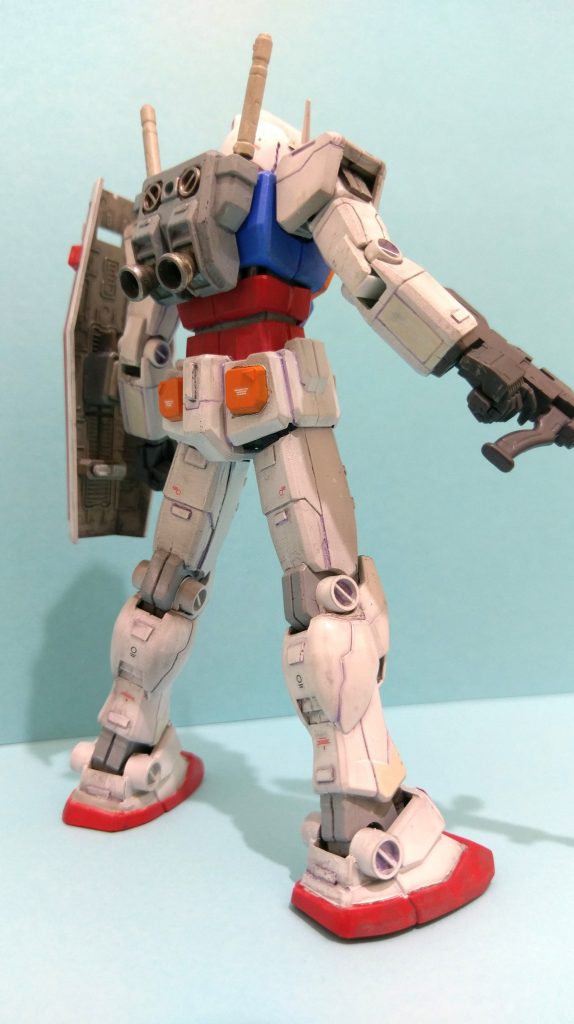 胴をカットして、前屈姿勢で接着しています。