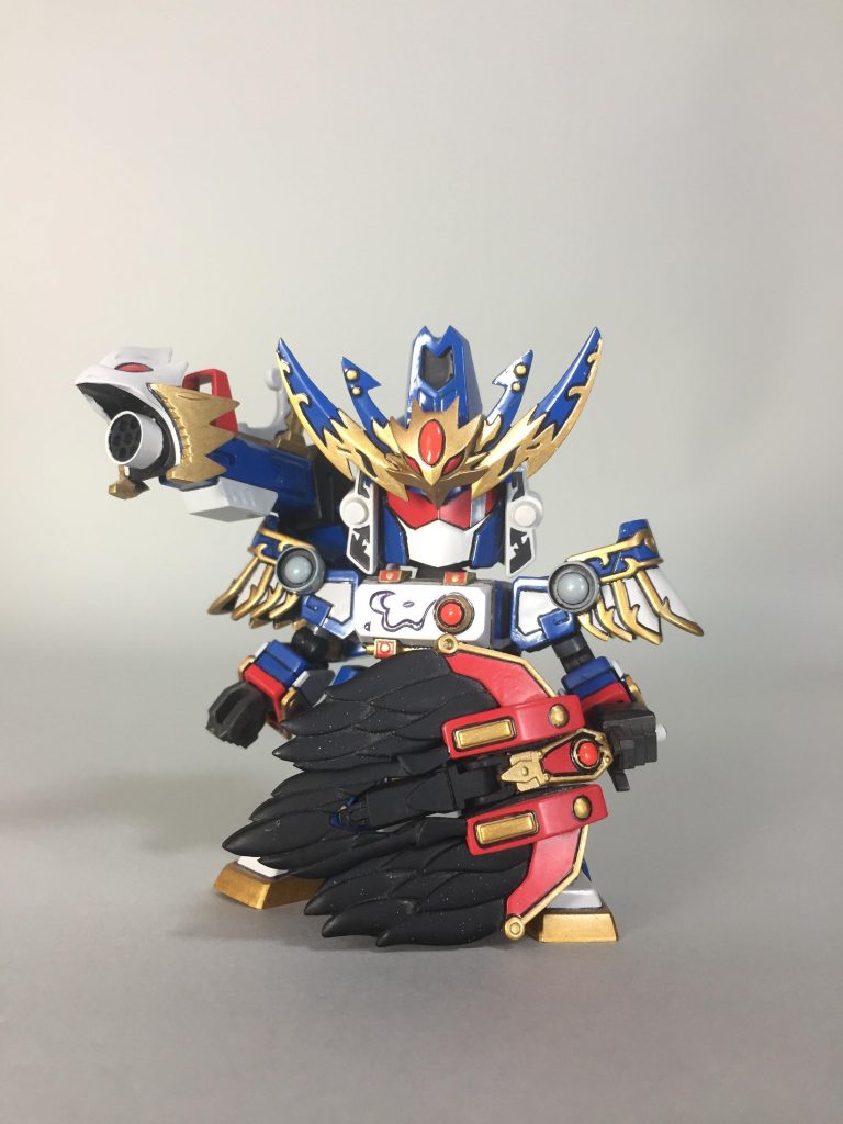 諸葛亮が持つ爆凰扇に似た扇を持つ。