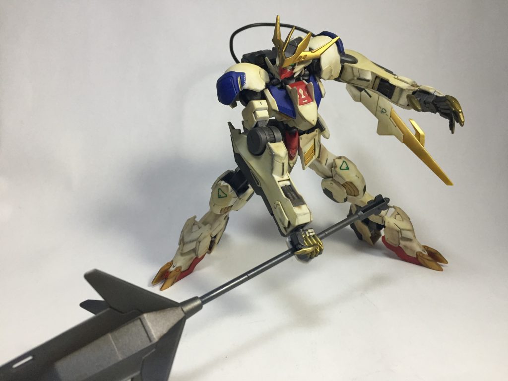 メイスを前に出すと重さで自立できないですが腕がしっかりしてるのでこのポーズなら脚とメイスの3点で立たせられますね