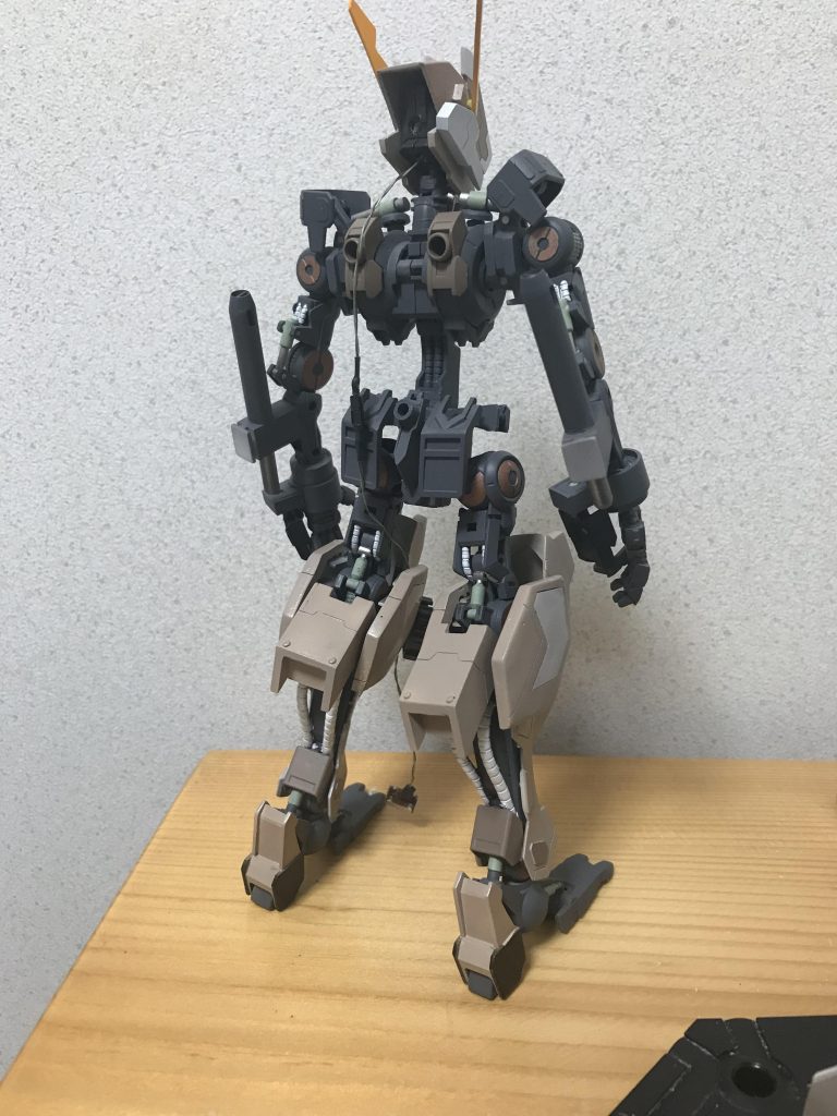 ガンダムフレームは両方の肩でそれぞれ2㎜肩幅を広げました。それに伴い腰部スラスター基部で4㎜ずつ幅増ししてあります。腹部で5㎜程延長を行っています。塗装ではメカサフヘヴィとメイン色のブラウン、エナメルのダークコッパー、スカイ、チタンシルバー、ホワイトで塗り分けを行いました。