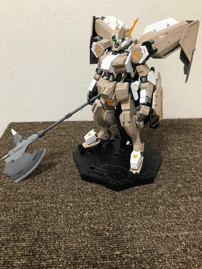 機体のメインカラーであるブラウンをベース色・一段暗い色・一段明るい色の3色で塗り分けを行いました。１期から引き続き使用していたハルバードも作成しました。刃先をそれぞれプラ板をはり足して先鋭化してあります。