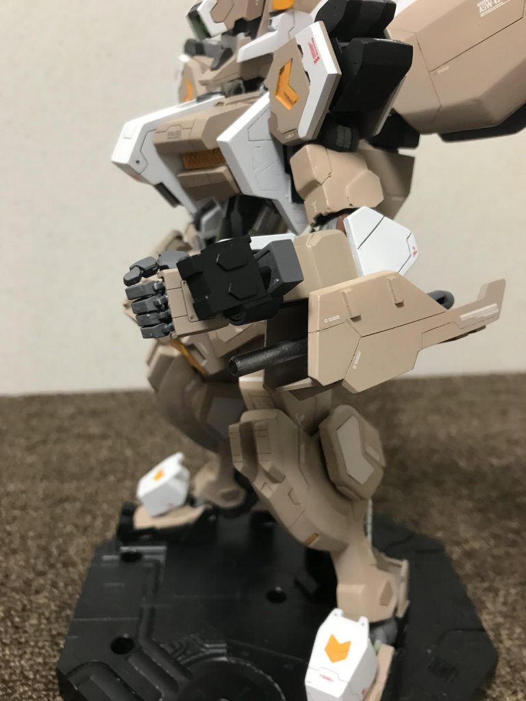 ナックルガードの展開と腕部単発式ロケット砲の砲身の伸縮を差し替えなしで再現してみました。腕の小型シールドをスライドさせることで、干渉することなくナックルガードを展開できます。砲身はスライド式で伸び縮できます。