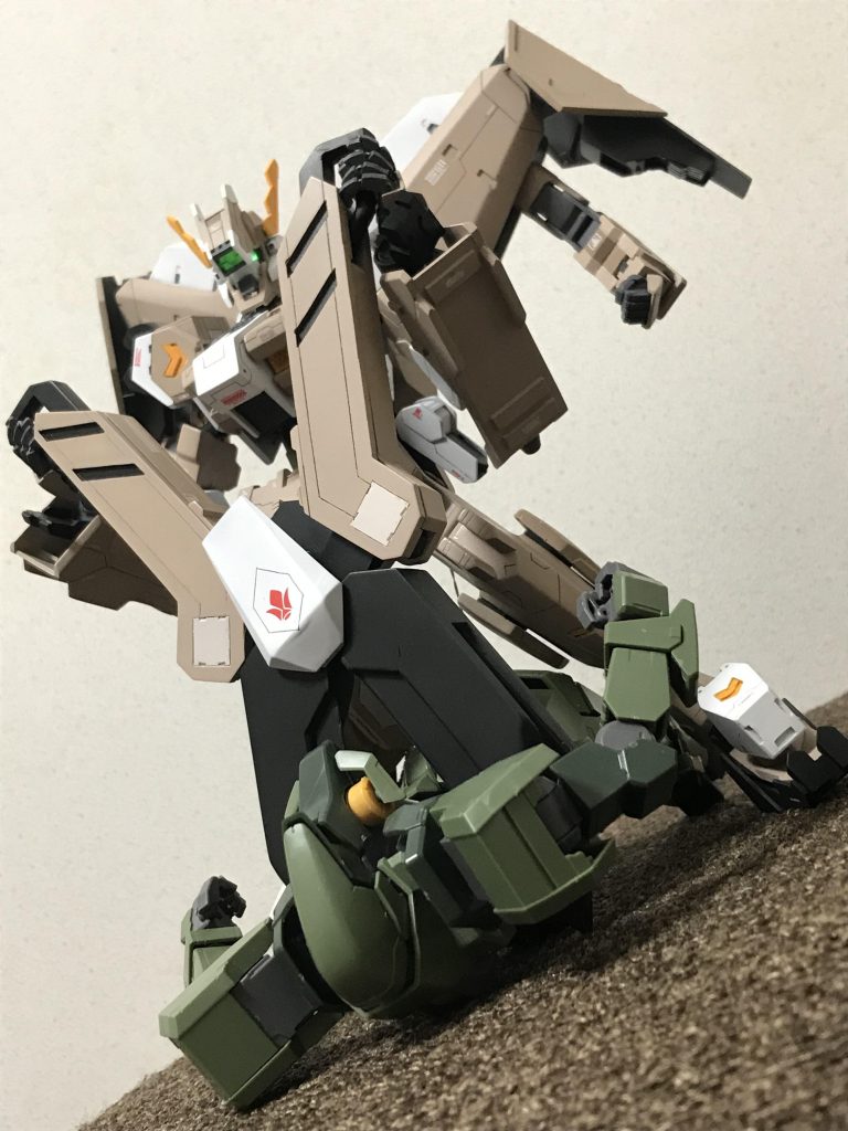 大型シザースシールドは設定同様に展開できるようにHGを参考にプラ板とエポパテで製作しました。