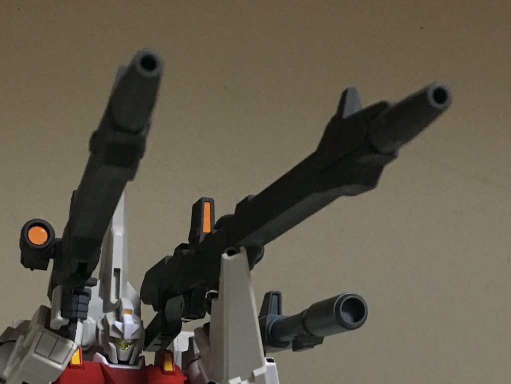 メガ・ビーム・ランチャー。専用オプションとして設定された長距離支援としても運用可能な高出力ビーム兵器。装備の際は背面ユニットと固定接続する。MS本体のジェネレーターに加え、メガ・ビーム・ランチャー本体に内蔵されたサブ・ジェネレーターがエネルギーを補う事で、高威力で安定した出力と弾数を誇る。