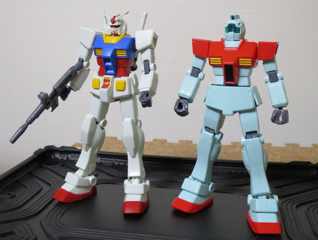 素組みだとこんな感じです。HGUC GMを比較で並べました。
よくも悪くも2010年代のシルエットです。