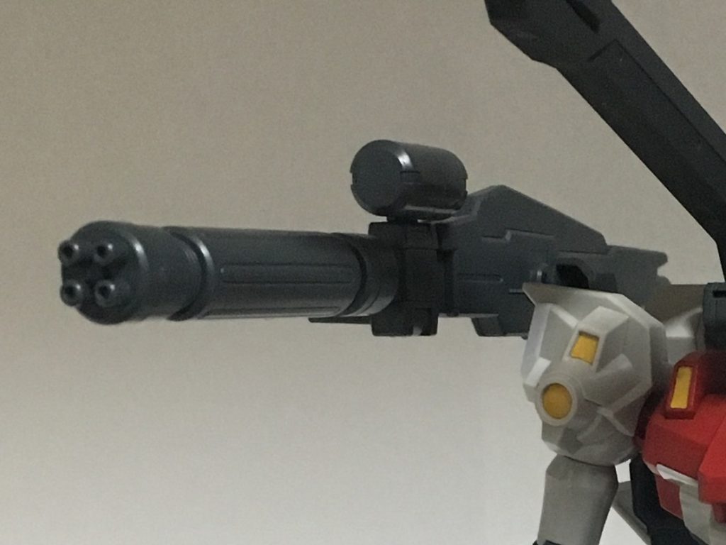 メガ・ビーム・ガトリング。右背部に設けられた大型のビームガトリング砲。高速で発射されるビーム弾は重装甲をも容易に貫通する威力を発揮し、この武装のみで通常のMS一体の総火力を軽く超える。