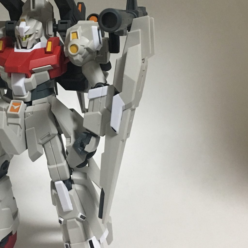 シールド兼ビーム・キャノン。専用の多目的防御装備。先端部分にはビーム・キャノンを内蔵。後端部のブレードは近接戦闘時に打突兵器として使用される。また、ビーム・キャノンはウェイブライダー形態時にはメインウェポンとして機能する。