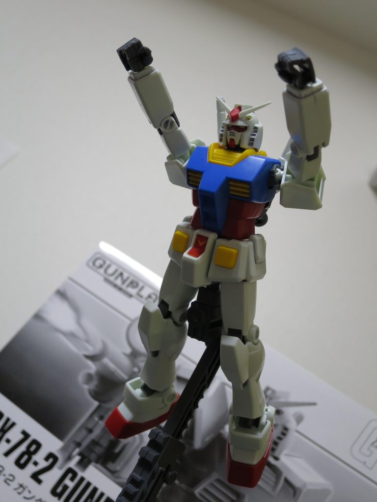 かなりキットの関節の制約でポーズが限られます。
逆に開き直って、大気圏ダイブシーン再現とかさせてみたり。