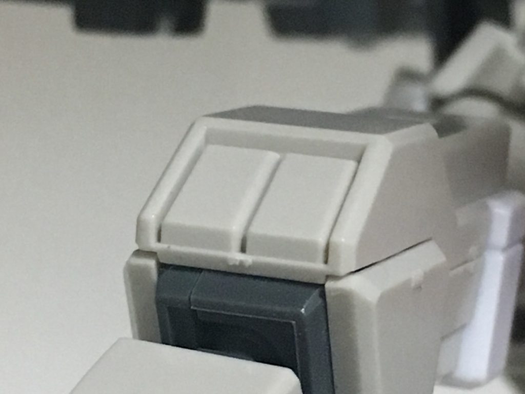 グレネード・ランチャー。前腕部に2発ずつ装備されている近接用装備。近接戦闘時での有効性が認められている。ビーム・サーベルとの選択が可能。