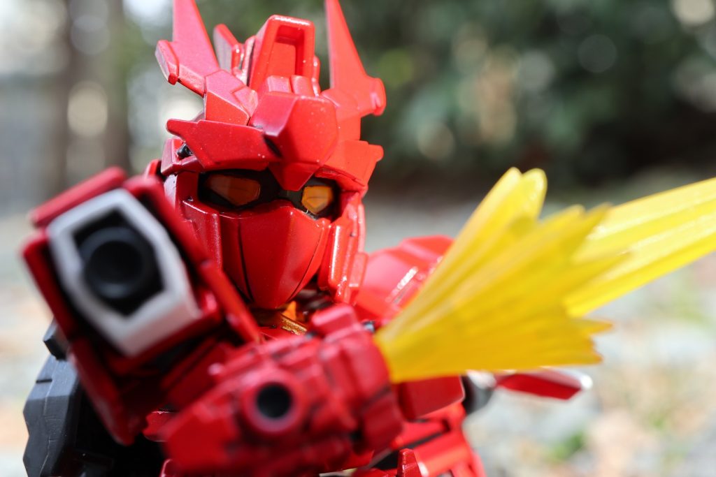 肩アーマーにはシナンジュのバックパックから切り出したブースターポッドを装備。