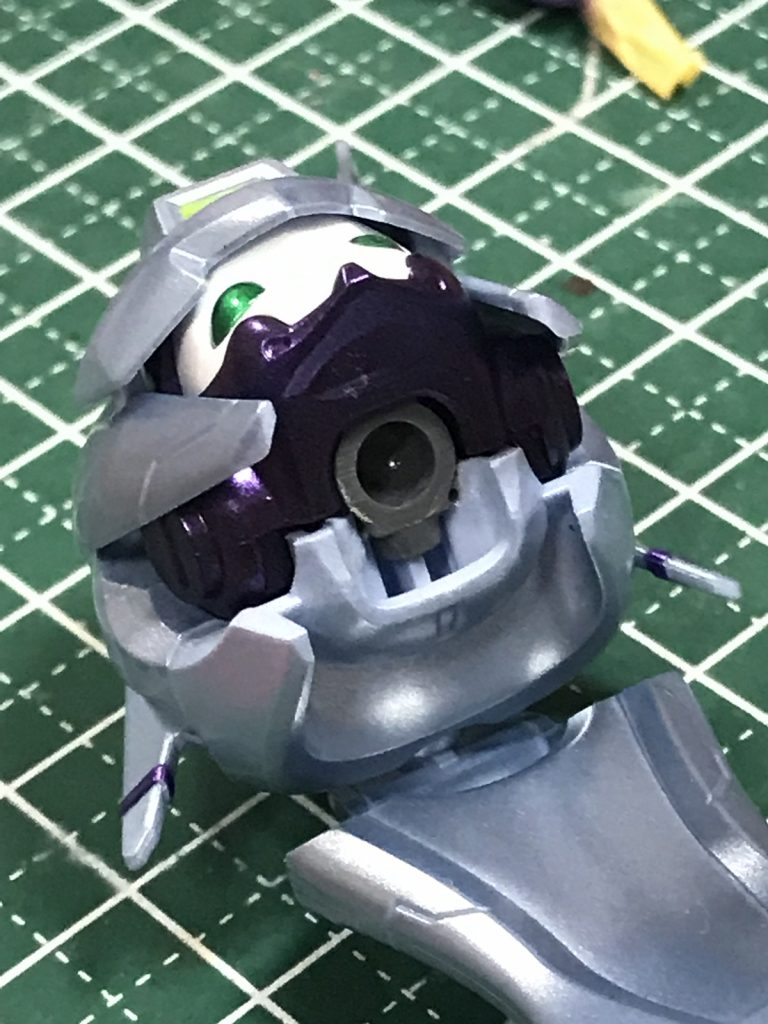 やや顔が前に突きだしているように見えたので、首軸が前に来るようにポリキャップを埋め込みました