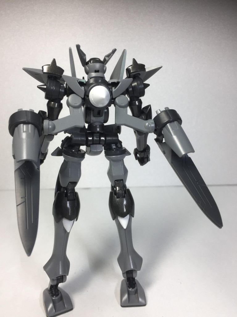 ELSによる動乱から数年、ELSが意思疎通のできる生命体であることが広く認知され、またELSが友好的な種族であることも判明した。さらには、戦闘により破壊され打ち捨てられていたソレスタル・ビーイングの機体を回収することにも成功し、ついにオリジナルの太陽炉の残骸を手に入れることができた。これにより地球連邦はGNドライヴの核心に迫り、その製造方法を知るに至ることになった。これにより、すぐさま製造チームが組織され高重力環境の必要性から木製へとチームが派遣された。これにはもちろんELS、また先の動乱に参戦した地球連邦平和維持軍の兵士の中でイノベイターへと変革が始まり、ELSと意思疎通が出来るもの数人と技術者が派遣されることになった。予定では4年の道すがらであったが、GNドライヴの内部構造やTDブランケットの際現に手間取り5年の歳月を費やしオリジナルの太陽炉を16基開発することに成功した。当初の予定では12基の製造予定であったが、5年間の期間にELS襲来時の戦闘データの解析、並びに外宇宙航行母艦｢ソレスタル・ビーイング｣の内部構造解析が進んだこと、複数の戦闘データ解析から「ツインドライヴシステム」に合わせた4器の開発を行ったことによって年数が伸びたというものであった。この5年の間に地球ではELSとの融和は進んでいったものの、小さな火種はいくつも燻り続けていた。木製派遣組は行きよりも、第一次永久機関として開発されたGNドライヴによるトランザムによる宇宙航行とELSの補助があり早い帰還となった。12器の太陽炉はそれぞれ世界各地の研究機関に預けられ、GN粒子の研究、さらにはその平和的利用について研究が進められていた。残る同調用の4基は先の映像解析によって理論的に考えられていた現象の再現を行うためにMSへの搭載が決定していた。まずは粒子の過剰生成、機体の量子化と呼ばれる現象、脳量子波による空間意識共有、量子テレポートである。勿論これらを軍事的に利用してしまえば世界を塗り替えることができてしまうために秘密裏に行われることになった。まず、機体の選定であるが、擬似太陽炉の二基搭載に経験があるブレイヴへと搭載する案、実績ノウハウ経験全てにおいて勝るジンクス、ないしアヘッドへと搭載する案である。議論は紛糾するものの、擬似太陽炉による二基搭載の経験のあるブレイヴへと搭載する案が決定する。そしてツインドライヴシステム搭載前提の設計図図面、内部構造の決定するころに事件が発生する。搭載予定であった4基のうち2基が設計図と共に盗難される事態に陥った。研究グループ内部に内通者がおり、犯人グループはその研究者と共に失踪。この事件は地球連邦内部でも大きな議題となり、また事実の公表を控え、内々での処理を必要とする事態となった。研究者数人の失踪によって遅れを来したプロジェクトであるが、残った研究者や関係者全員の徹底的な身辺調査の後、機体の建造は進みブレイヴを建造した天才ビリー・カタギリにも協力を仰ぎ、ツインドライヴシステム搭載型ブレイヴの建造に成功した。建造に成功はしたものの、公試運転ではGN粒子の過剰生成が認められず、二基の純正太陽炉を積んでいる機体スペックに落ち着くなどの誤算が発生した。これらの原因は不明であるものの、GNドライヴ自体には問題なく、機体側のシステムによるものではないかとビリー・カタギリによって予想された、しかしシステムに問題はないため恐らくは何らかの刺激が必要な物と考えられた。これはおそらく盗難されたGNドライヴにも起こっていることは想像に難くなかった。現在、このブレイヴはGNドライヴの公試運転に留めているが実際に戦闘機動を行った場合にどのような動きをするのかは疑問があった。しかし、現在の地球圏においてMSが出動しなければならないような動乱はなく、もし起こったとしても、それはこのブレイヴを出動させる事態であるかなどが議題の焦点となった。この議論の決着点は奪われた純正太陽炉が悪意を持って運用された場合に、観測された超常的な戦闘起動に対抗し得る機体が地球連邦側でこれ一機であること、さらには仮定されていた性能の実現のテストベッド的な機能を期待しての決定であった。パイロットにはソルブレイヴス隊の隊員が予定されていたが、生存した全員がPTSDや戦闘への忌避感から拒否。ならば、と「幸運」、「不死身」などもてはやされたパトリック・マネキンを推す声があったが、奥様の周囲がドン引きするレベルの反対にあったため断念。一応本人は乗り気だったが、奥様に止められた。そこで日本の国防軍に所属しフラッグの操縦経験がありながら、アロウズ等に所属していなかった海軍所属の日本人に白羽の矢が立った。日本はユニオン軍の駐留があり、ユニオン軍との連携を前提として編成されており、ユニオンが開発したフラッグなどを使用していた経験、さらには模擬訓練で擬似太陽炉搭載機であるジンクスやアヘッドの編隊を一人で壊滅させるなど変態的な戦闘起動ができた彼は「国の防人たる日本軍人が地球連邦に下ることを良しと思わず」と言ってアロウズ入隊などを断った変態であるが、ELS動乱時にはジンクスを操縦して同僚と共に前線で戦ったこともあったために推挙の声が上がった。ELS動乱後はELSに良い感情自体は持っていないものの、「攻撃した過去はあり、戦友も亡くなってはいるもののELSを憎むことは間違っている」として、その後も日本国防軍に所属し続けていた。当初、パイロットを固辞していたがいずれ日本の国益として何かの見返りを出すとして地球連邦の確約を得たことによってパイロットとして仮称「ツインドライヴブレイヴ」のコクピットに搭乗する。公試運転や模擬戦においても持ち前の技量で現行兵器を圧倒するものの、純正の太陽炉を二基搭載する機体以上の成果は得られずにいた。その一方で世界の表舞台から消えた二基の太陽炉もついにその機能を発揮することとなる。完成から数か月後、中東の紛争において擬似太陽炉搭載機を含む数十機のMSが使用された。地球連邦はこの異常な事態に連邦軍の派遣を決定。ツインドライヴブレイヴもこの鎮圧に向かうことになった。