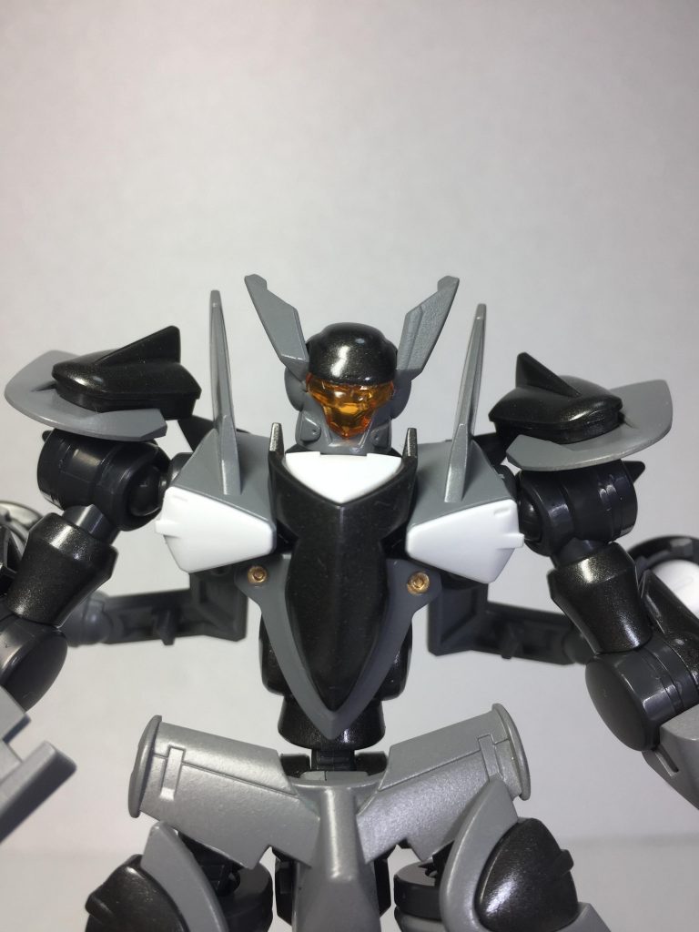 ブレイヴ特殊試験機、ツインドライヴブレイヴ、ブレイヴ・シンギュラリティ頭頂高20.2ｍ/総重量62ｔ武装GNビームライフル「ドレイクハウリング」トライパニッシャーGNビームサーベルGNビームマシンガンGNミサイル30ｍｍ機関砲チャクラムグレネードGNチャフ名前は企画段階、公試運転後、GNドライヴ完全同調後において変遷しているが、全て同一の機体。武装はブレイヴの一般試験機と変わらないが、ツインドライヴシステムの完成によってその出力はすさまじいものになった。ツインドライヴ搭載型アヘッドとの戦闘後、出力に耐えられるように内部構造の耐久化が行われ、ツインドライヴシステムの最大出力を十全に扱えるようになった。しかし、トランザム時の機体の量子化現象など実際に観測には成功していても全く理論として説明がつかないことやトランザム時の最大出力によるドレイクハウリングの出力は明らかに機体、発射機構の耐久限界を遥か上回っているにも関わらず、機体には全く損傷が見られないこと、トランザム時の膨大なGN粒子の放出など既存の物理法則から外れてしまっているため「特異点(シンギュラリティ)」の名前を付けられた。ちなみに命名は搭乗者からの強い希望によるものだったが、当初「ブレイヴウルトラ特異点」なるネーミングセンスも変革したのかなんなのか珍妙な名前だったものを流石にこれはイカンとして「ブレイヴ・シンギュラリティ」と変更された。パイロットもGNドライヴの完全同調をきっかけに完全なイノベイターへと変革、脳量子波によるELSとの対話にも成功した。最近ELSに向かって独り言にように話しているせいで、「頭やられたんじゃないか？」などと噂されているがELSと会話しているだけである。脳量子波で会話するので本当は言葉に出す意味がない、ということは本人は気づいていない・・・。機体色に関してはパイロット候補になった時点で「緑みたいな派手な色はちょっと・・・」と難色を示したためフラッグカラーになる予定だったが、遠目で紛らわしいなどの整備班の反対で灰色になった。パイロット本人はこの機体色を気に入っており、「色変えたら？」「色足したら？」の提案にはキッパリとNOと言っている。背中のGNドライヴは擬似太陽炉であり、ELS動乱の際に人的被害を多数出した経緯から、もし純正の太陽炉に何かあったとしてもパイロットが無事帰還できるようにとして取り付けられている。純正の太陽炉自体は指揮官型と同様にサイドバインダー内に装着されており、今現在も平穏無事に稼働しているが、「もしも、がないとは限らない」ということで擬似太陽炉はそのまま装着されたままになっている。出撃時にはちゃんと火入れしてから出撃するため一応、この機体はGNドライヴを三基所有していることになっている。また大容量GNコンデンサーも必要はないのだが、「もしも」のために規格流用で作らている。