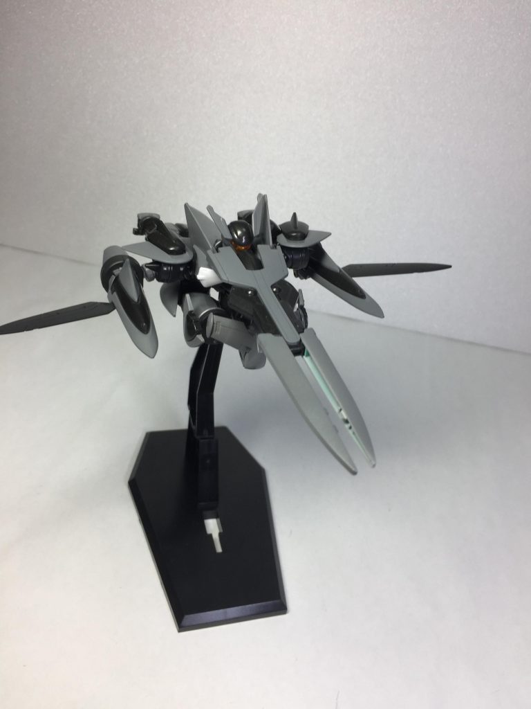 「「トランザム！！」」瞬間、両機が赤く発光する。今までのスピードの三倍以上の速度でかち合う二機。空中に八の字がいくつも交差し互いの機体の残光が流星の如くに輝いては消えていく。幾度ものぶつかりあい、つばぜり合い、ビームの応酬、互いが互いの戦闘による両者だけの世界。その中で両者は互いの変革に無自覚であった。そして数十度目の八の字が交差し互いが鍔ぜり合う一瞬。ツインドライヴブレイヴの太陽炉に変調を来す。その変化は空中に極光が出現したと表現すべき事態であった。空中で静止したツインドライヴブレイヴはその機体に搭載されている太陽炉より膨大な量のGN粒子をまき散らし、敵機アヘッドを吹き飛ばさんばかりに嵐を巻き起こしていた。搭乗していた両パイロットの目は金色に光り、コクピットに座して、その変革を受け止めていた。その衝撃によって敵機アヘッドのパイロットも自身の変革を受け入れ、両者は「対話」を行う。互いが互いに思うことを完全に理解した二人は互いを「相容れない敵」として認識し、暴流たるその粒子の嵐が収まる前に、互いの機体はツインドライヴの完全同調を果たすに至る。そこからの戦いは全て超常現象と言って差し支えなかった。トランザムが終了するまでの間、機体の量子化、放つビームの出力、全てが地球連邦の予測でしかなかったことを互いの機体は再現していく。既存の物理法則の適用できない現象、まさにこの地球上において二機は「特異点」に成り果てていた。トランザムの終了し、互いの機体が帰還行動を取り、この中東危機は終結した。