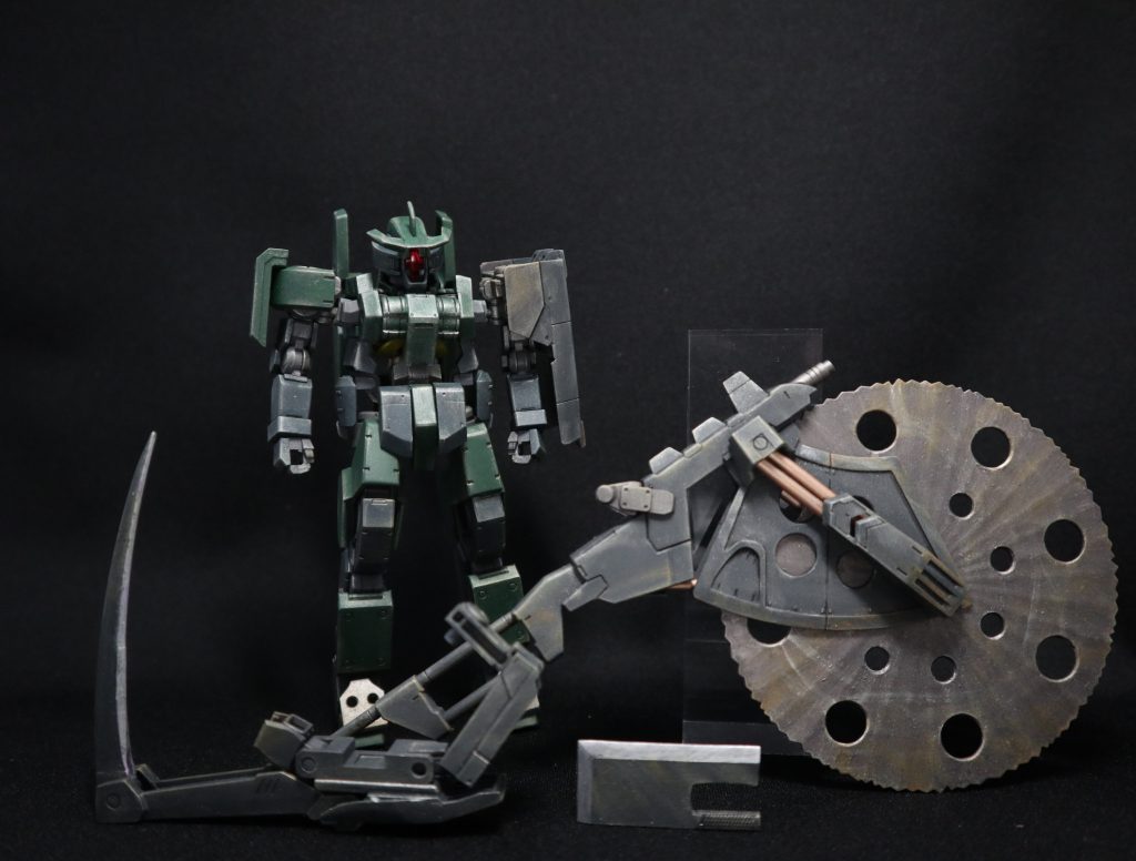 スタティックディスプレー。武装はクラッシャーデスク(110mmマシンガンを内蔵)、チョッパーナイフ、右肩サブアームに接続しているマンティスクローとなります。