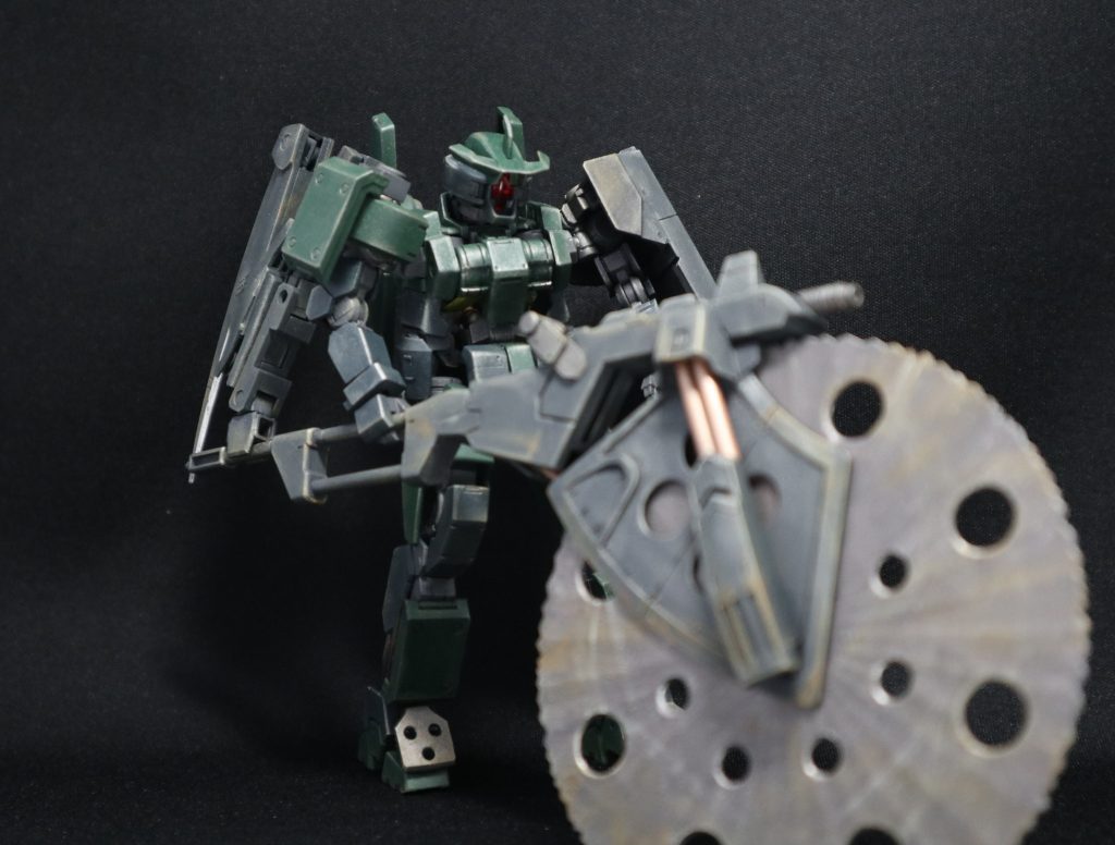 クラッシャーディスクを構えての射撃体勢。