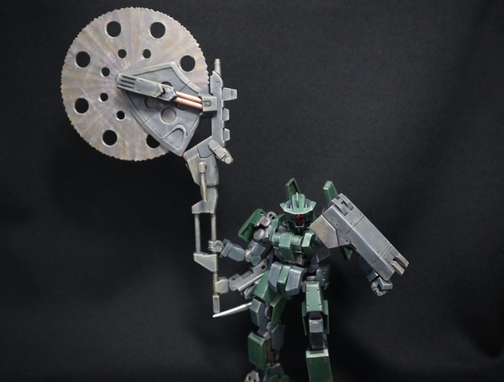 クラッシャーディスクを構えて。サブアームを使用して片手での保持も可能です。