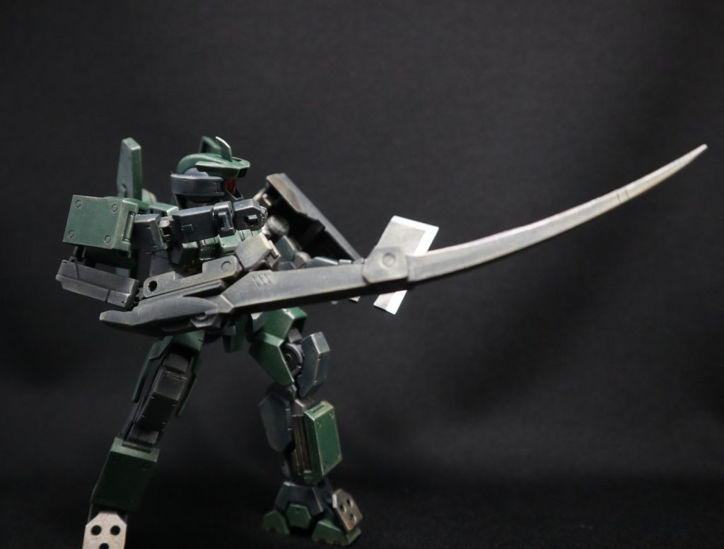 サブアームに仕込んだマンティスクローでポージング①