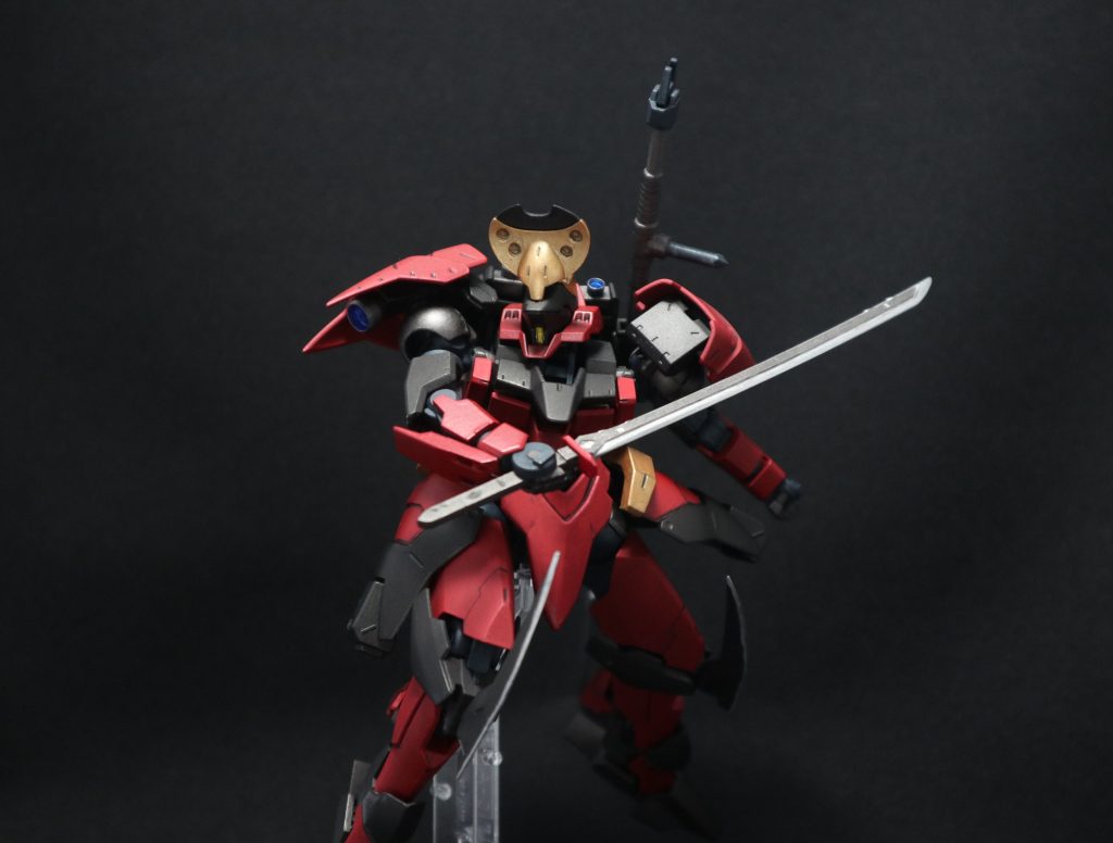 太刀を構えてのポージング。