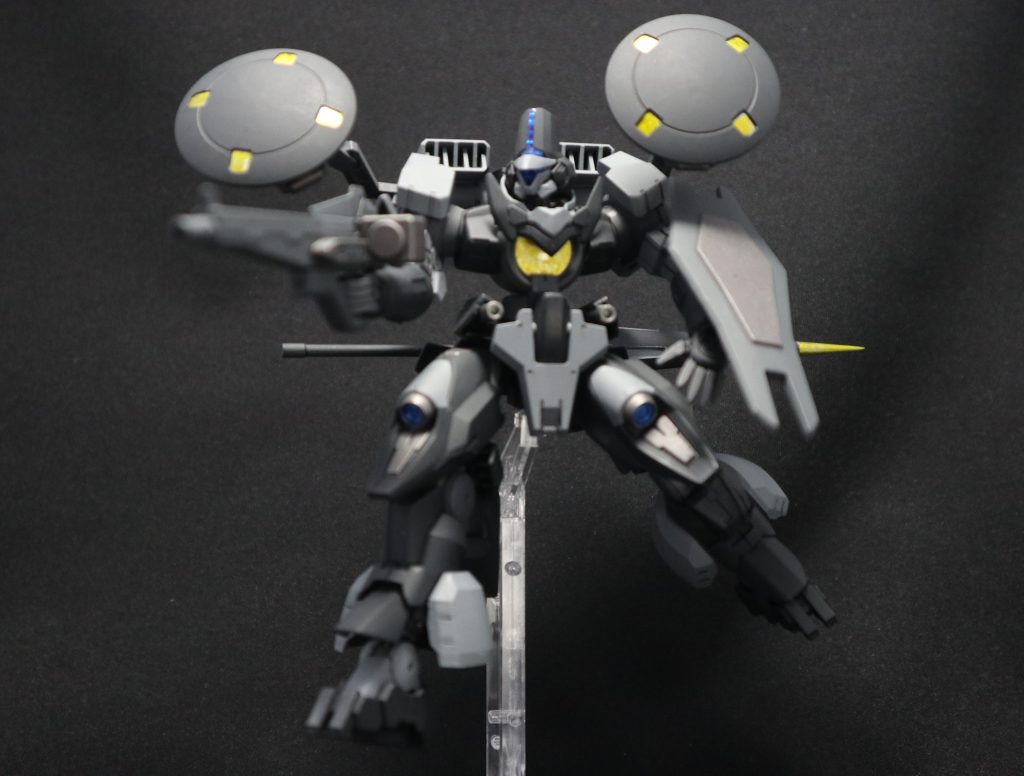 GNライフルを構えてのポージング。ライフル使用時にはGNランスをリアアーマーに懸架可能。