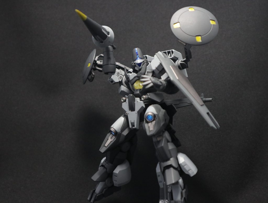 GNランスを構えてのポージング。GNランスはランス先端部にGN粒子をより集約する機構をもたせ貫通力を強化している。