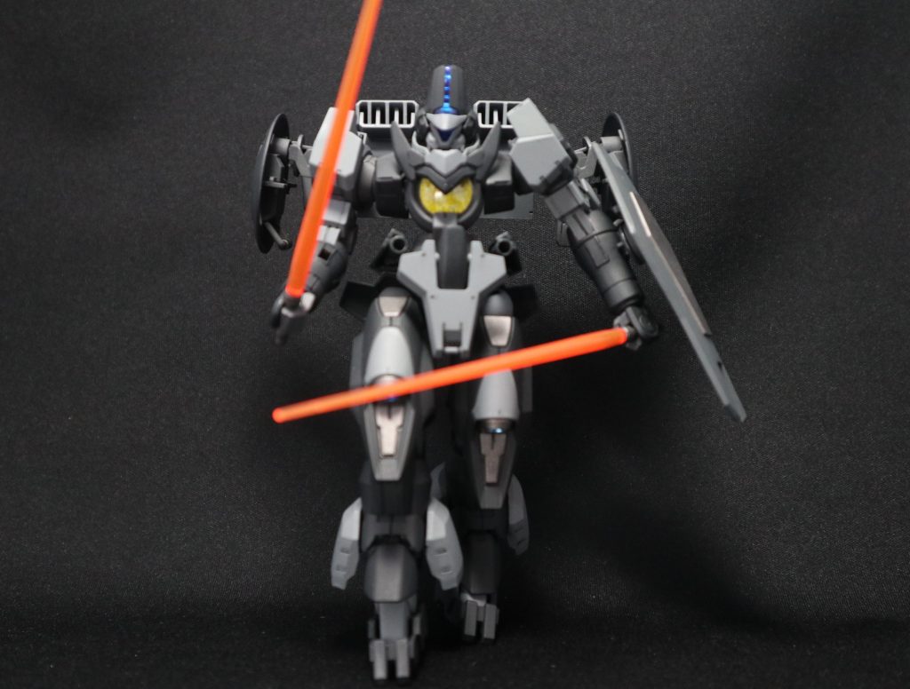 GNビームサーベルは腰部左右に収納可能です。